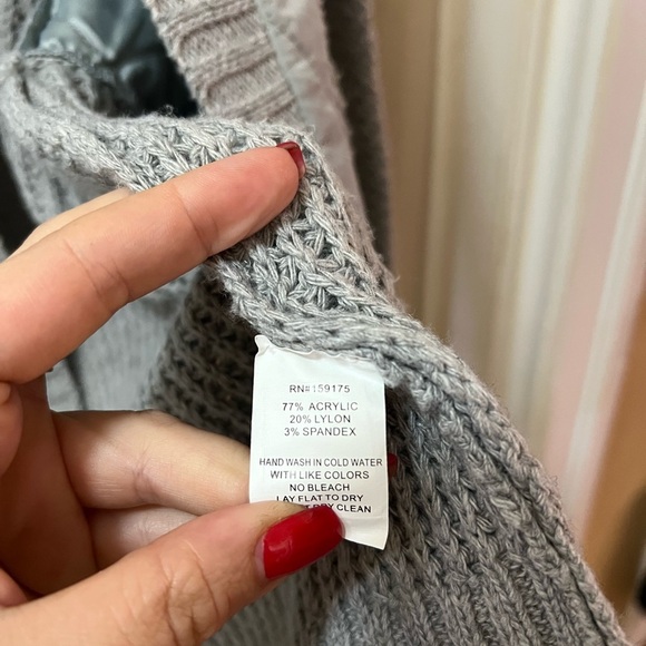 🔴 Loved + Adored Stylish Gray Quilted Cardigan size small Metallic Grey - Picture 5 of 7